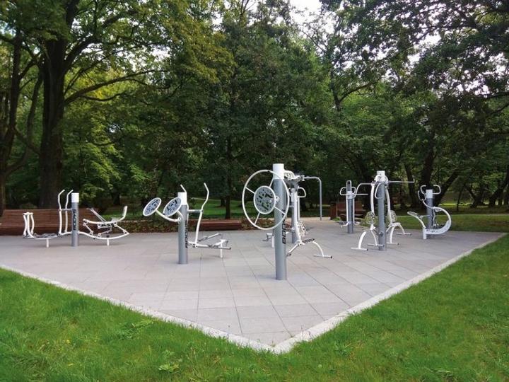 Czy siłownie zewnętrzne są otwarte? Sprawdź, co musisz wiedzieć przed treningiem na świeżym powietrzu!