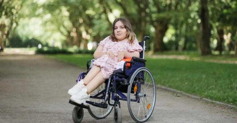 Jak rozpoznać objawy opuszkowo-rdzeniowego zaniku mięśni?