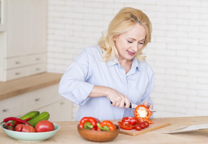 Jak skutecznie dopasować dietę przy menopauzie: co jeść, aby czuć się lepiej?