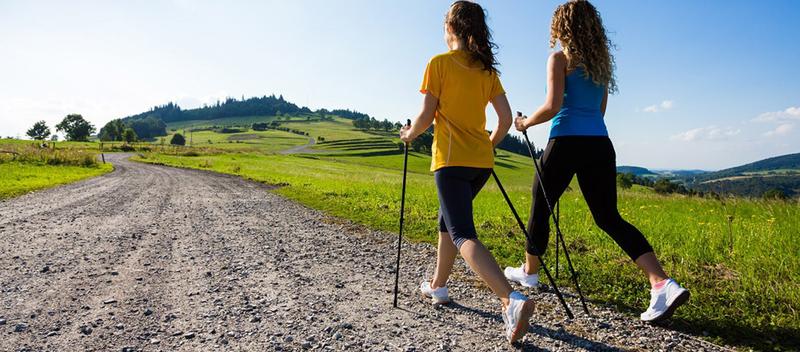 Odkryj tajniki treningu: Jak skutecznie ćwiczyć z kijkami nordic walking
