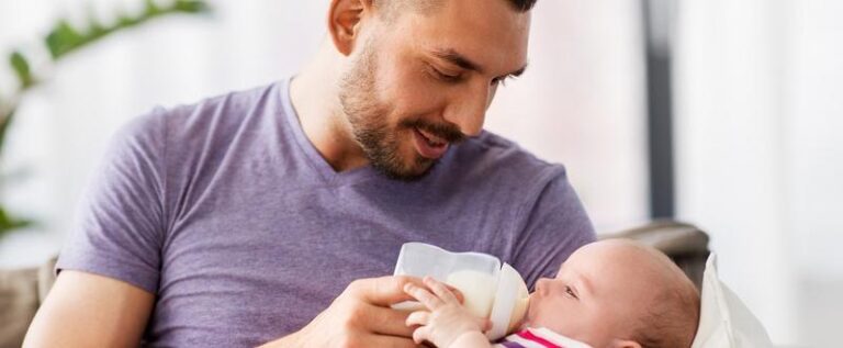 Kiedy warto wprowadzać nowe pokarmy do diety niemowlaka karmionego piersią?