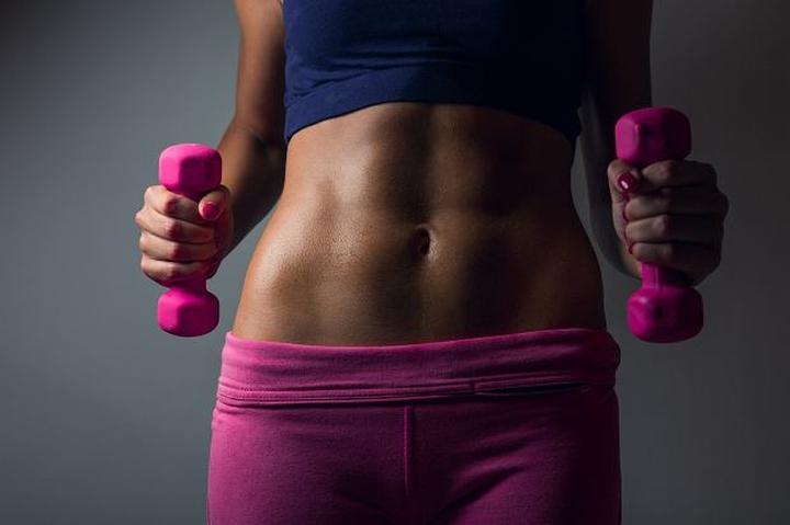 Jak skutecznie uzyskać wymarzony brzuch na siłowni?