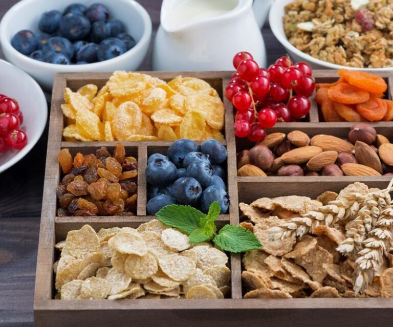 Zdrowe przekąski: co przegryzać na diecie, by nie poczuć głodu?