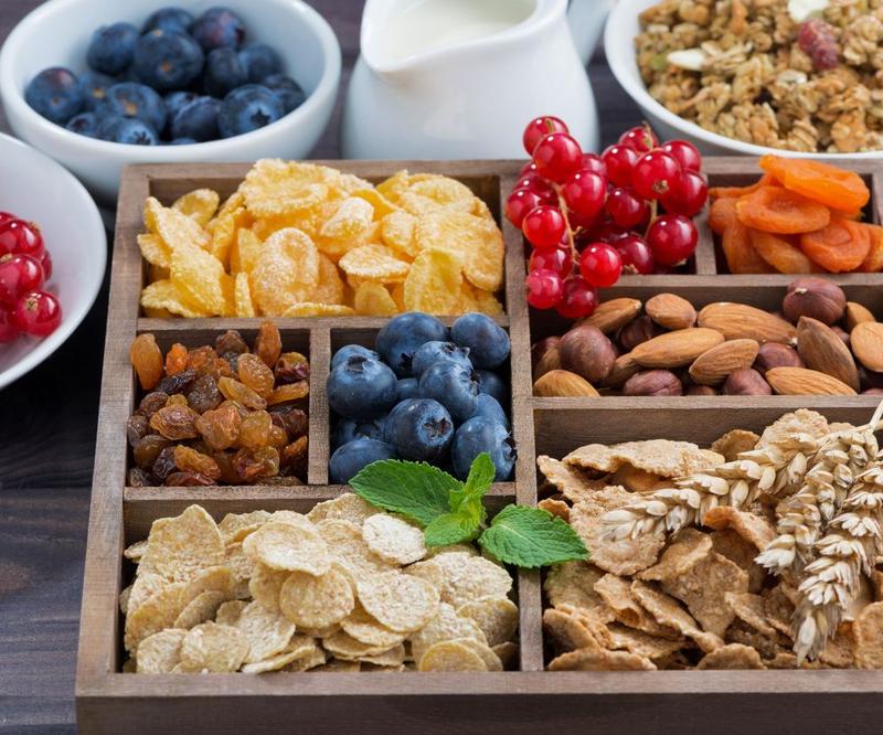 Zdrowe przekąski: co przegryzać na diecie, by nie poczuć głodu?