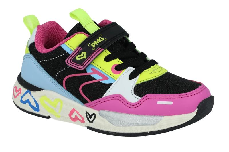 Najmodniejsze buty sportowe na sezon – co obecnie warto mieć w swojej szafie?