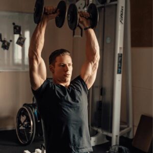 Skuteczne sposoby na to, jak ćwiczyć klatkę piersiową hantlami w domowym zaciszu